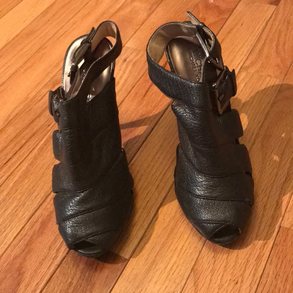 Michael Kors Pump- size 7 dark grey buckle 4.5 in - Picture 3 of 8